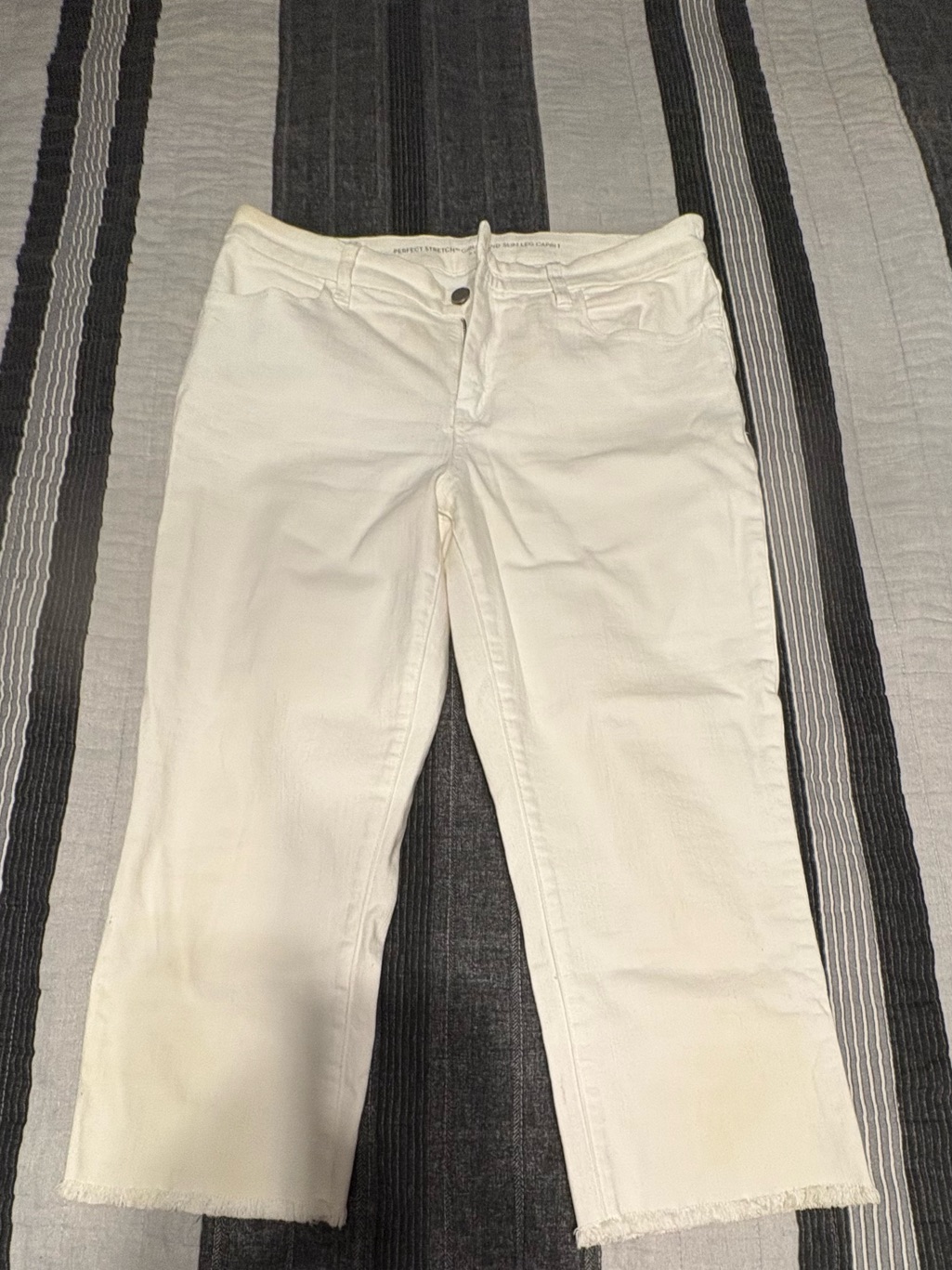 Chico’s Perfect Stretch Girlfriend Slim Leg Frayed Capris